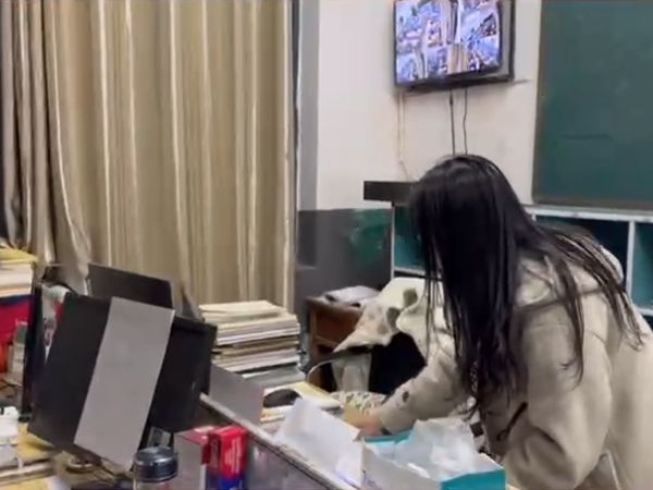 高一年級(jí)語(yǔ)文老師張慧敏工作時(shí)